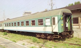 Wagon osobowy klasy 2 na stacji w Warszawie, 05.1993. Fot....